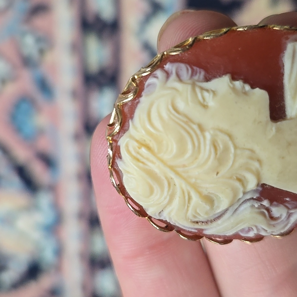 Vintage Cameo Brooch Resin Costume Jewlery Retro Pin - Picture 10 of 11